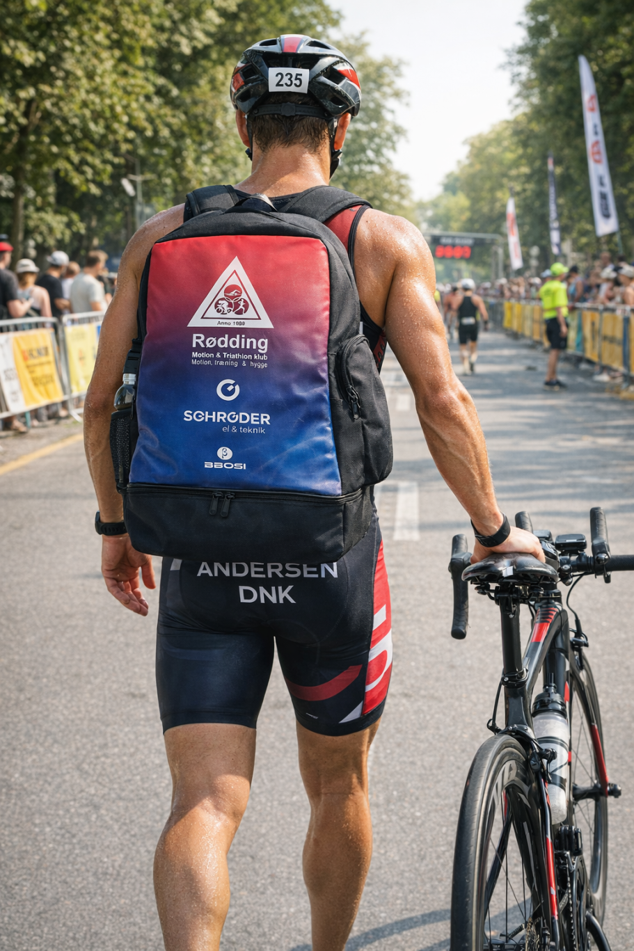 Rødding Motion & Triathlonklub Atleta con mochila y bicicleta, listo para participar en una competición de triatlón.